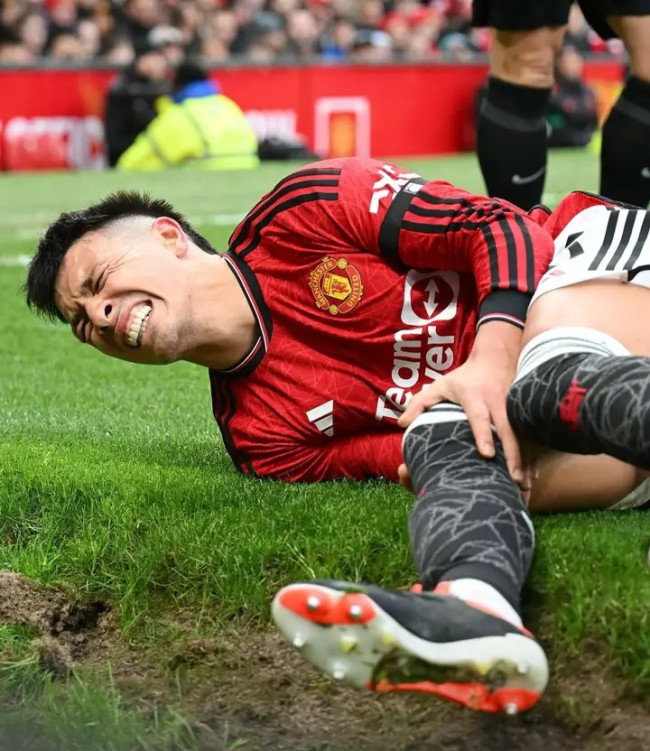 TRAGIS! Lisandro Martínez Cedera Lutut Parah, Old Trafford Terdiam 7 FB IMG 17385688223325874