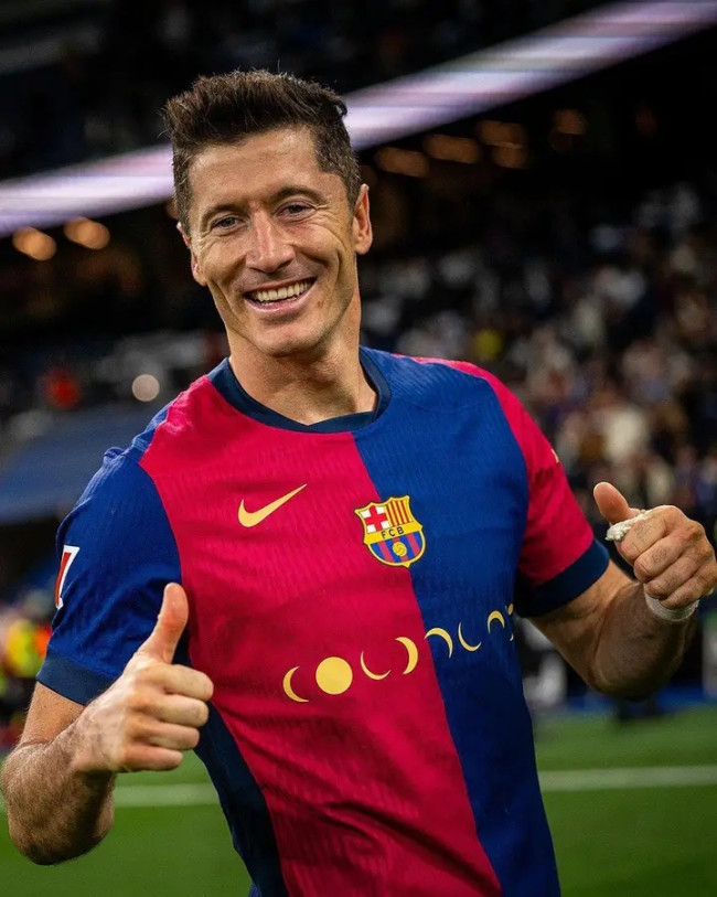 Lewandowski Perpanjang Kontrak di Barcelona Satu Musim Lagi 5 FB IMG 17393495128860957
