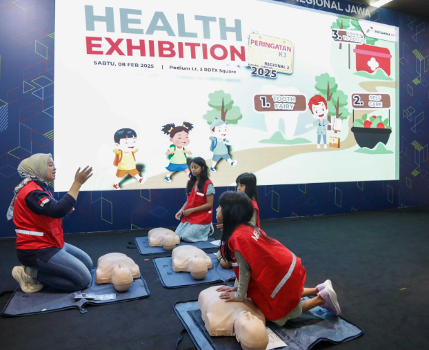 Siswi SD Kelas 6 Rifda Hanifah Belajar Penyelamatan Tersedak di Acara Health Exhibition Pertamina 1 rifda-hanifah-belajar-penyelamatan-tersedak-di-acara-health-exhibition-pertamina