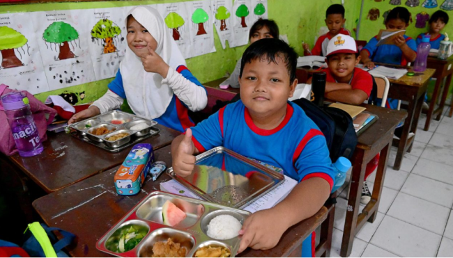 Keceriaan Anak-anak SDN Jati 05 Pagi Saat Presiden Prabowo Tinjau Program Makan Bergizi Gratis! 1 Screenshot 28