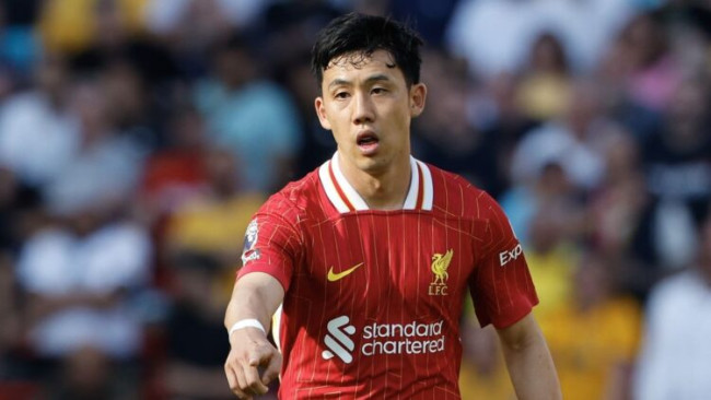 Wataru Endo Berpotensi Bertahan di Liverpool, Arne Slot Terpesona dengan Etos Kerjanya 3 wataru endo 750x422 1