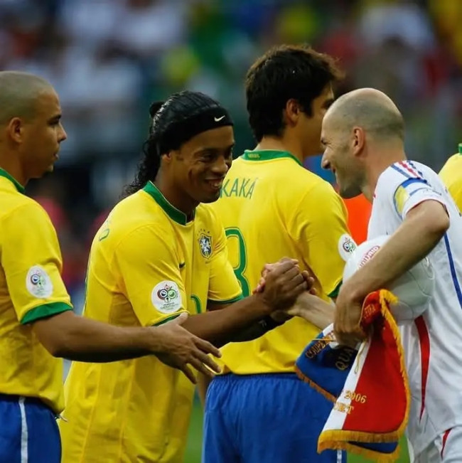 Ronaldinho: "Zidane Salah Satu Pemain Terbaik Sepanjang Masa, Idola Saya!" 2 1741585139214