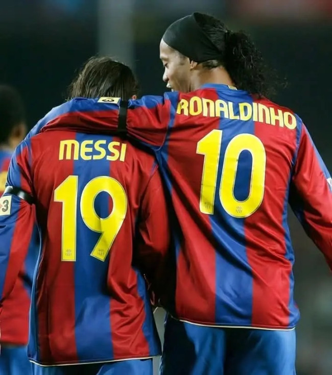 Ronaldinho (2017): "Messi Adalah Murid Saya, Tapi Kadang Saya yang Belajar Darinya" 4 1741785625335
