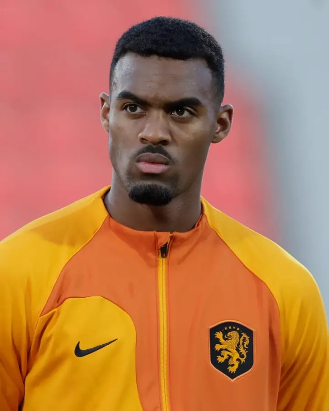 Ryan Gravenberch Tinggalkan Kamp Timnas Belanda Akibat Cedera 2 1742425908310