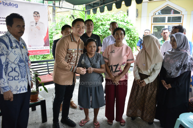 Warga Antusias Sambut Kebaikan! Wali Kota Kupang Hadirkan Pasar Murah Bersubsidi 1 warga-sambut-kebaikan-wali-kota-kupang