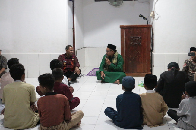 Wagub Johni Asadoma Berbagi Kasih: Buka Puasa Bersama Anak Panti Asuhan Attin 5 wagub-johni-asadoma-berbagi-kasih