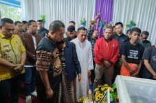 gubernur-ntt-peluk-istri-raymundus-fernandes
