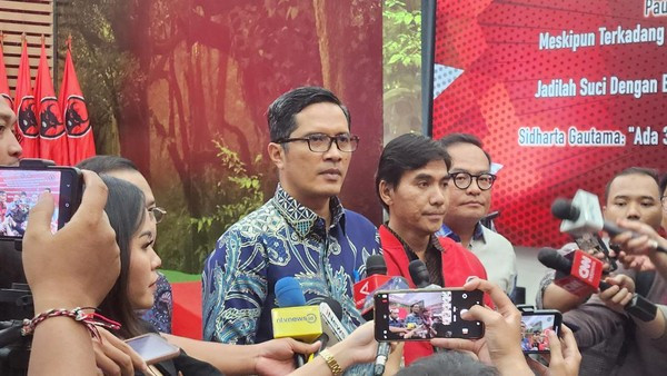 Dulu Antikorupsi, Kini Bela Hasto! Febri Diansyah Eks Jubir KPK Ungkap Alasannya 3 febri diansyah batik biru adrialdetikcom 1741776692857 169
