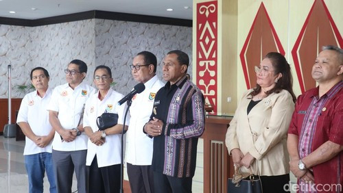 NTT Siap Menggebrak! Satgas Dibentuk Demi Sukseskan PON 2028 1 wagub ntt jhoni asadoma bersama ketum koni ntt yosef naesoi bersama pengurus koni saat memberikan keterangan kepada awak media 1741845825637 169