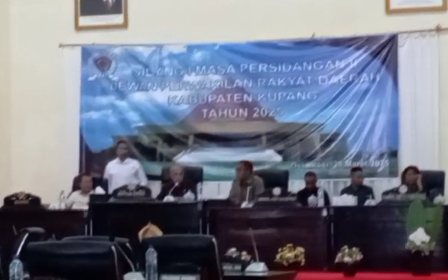 Jangan Usir Kami! Wartawan Diusir Saat DPRD Kupang Bahas Anggaran Rp6,2 Miliar, Ada Apa? 2 jangan-usir-kami-wartawan-diusir-saat-dprd-kupang-bahas-anggaran-rp62-miliar-ada-apa