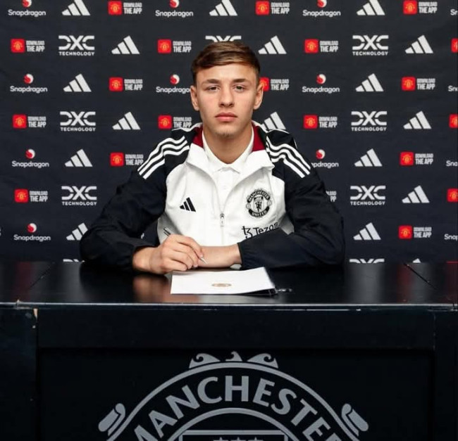 RESMI: Amir Ibragimov Teken Kontrak Profesional Pertama dengan Manchester United 2 FB IMG 1743810495432