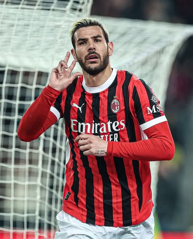 Theo Hernandez Beri Sinyal Bertahan di AC Milan Musim Depan, Meski Belum Perpanjang Kontrak 2 FB IMG 1745294769289