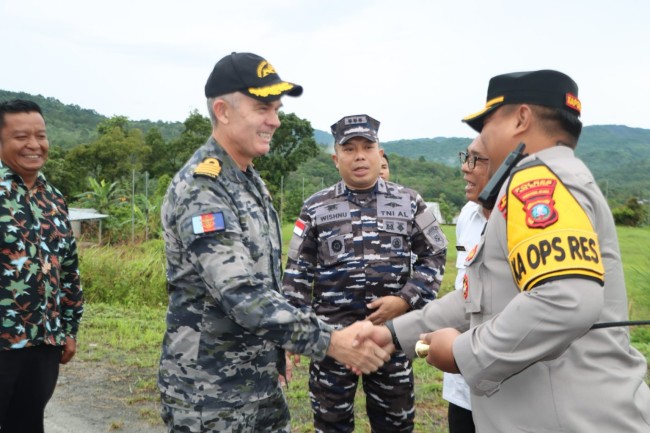 Ziarah Militer Australia di Nias: Mengenang Tragedi Helikopter RAN SEE KING 2005 di Tugu Peringatan 3 WhatsApp Image 2025 04 10 at 14.59.43 1536x1023 1