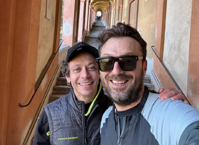Valentino Rossi Tersenyum! Marc Marquez Gagal Finis di MotoGP Amerika 8 gelar juara motogp milik valentino rossi rawan disalip marc marquez 7UzB large
