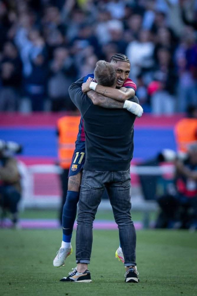 Raphinha Ungkap Alasan Bertahan di Barcelona: Terinspirasi oleh Kepemimpinan Hansi Flick 7 FB IMG 1747134646585