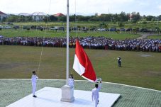 ribuan-siswa-dan-guru-di-kabupaten-kupang-berbalut-budaya-lokal-meriahkan-hardiknas-2025