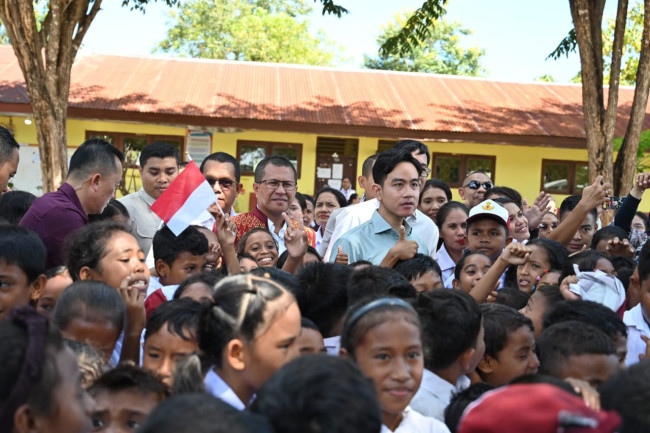 Gibran Sentuh Kupang! Anak SDI Kaniti Banjir Bantuan: Chromebook, Sepatu, dan Tas untuk Siswa SD 10 gibran-sentuh-kupang-anak-sdi-kaniti-banjir-bantuan-chromebook-sepatu-dan-tas-untuk-siswa-sd