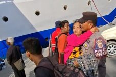 AKSI HEROIK: Personil KPPP Laut Polres Sikka Evakuasi Pasien Stroke di Pelabuhan Lorens Say Maumere 34 aksi-heroik-personil-kppp-laut-polres-sikka-evakuasi-pasien-stroke-di-pelabuhan-lorens-say-maumere