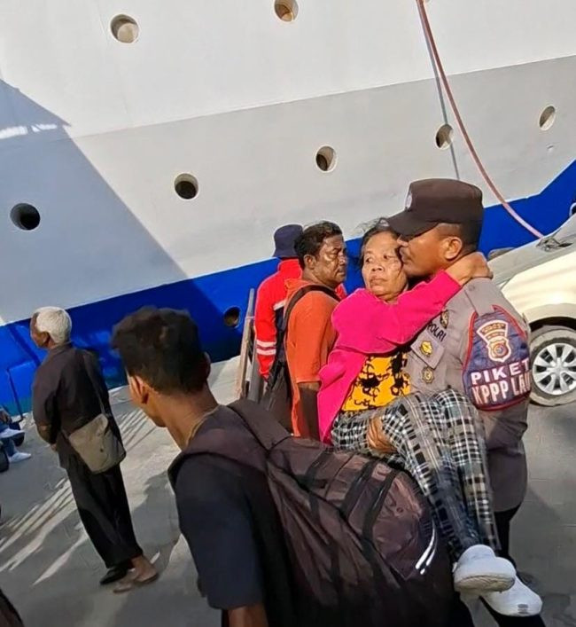 AKSI HEROIK: Personil KPPP Laut Polres Sikka Evakuasi Pasien Stroke di Pelabuhan Lorens Say Maumere 3 aksi-heroik-personil-kppp-laut-polres-sikka-evakuasi-pasien-stroke-di-pelabuhan-lorens-say-maumere