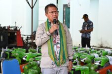 bupati-kupang-tegaskan-tak-ada-toleransi-bagi-petani-yang-tak-manfaatkan-bantuan-alsintan