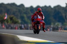 Hasil Sprint Race MotoGP Prancis 2025: Marquez Juara Lagi, Bagnaia Terjungkal di Awal Lomba 8 marc marquez kembali memenangi sprint race di motogp prancis 2025 qlcA large