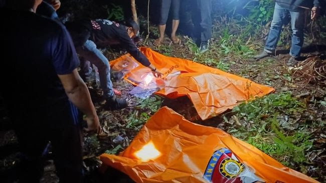 Kakak-Adik Umur 8 dan 4 Tahun Tewas Berpelukan, Tubuh Penuh Luka Sabetan 1 polisi saat mengevakuasi jasad kakak dan adik di lampung 1747294054628 169