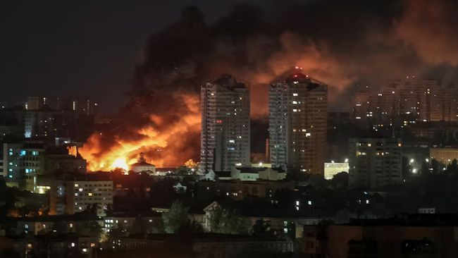 kebakaran dan asap membumbung di kota setelah serangan pesawat nirawak rusia di tengah serangan rusia terhadap ukraina di kyiv 1749185725931 169