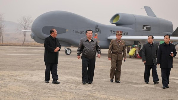 kim jong un pimpin uji coba drone militer korut 1743048529148 169