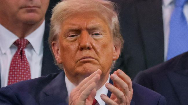 presiden as donald trump bertepuk tangan selama parade ulang tahun ke 250 angkatan darat as pada hari yang sama dengan ulang t 1749962061702 169