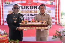 yosef-lede-hadiahkan-kue-ultah-untuk-bhayangkara-bentuk-cinta-untuk-polisi