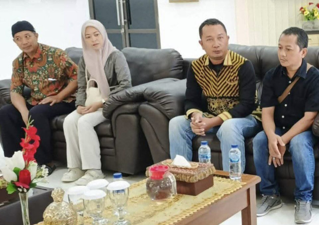oras-kula-babong-saat-warga-sikka-bisa-curhat-langsung-ke-bupati-juventus