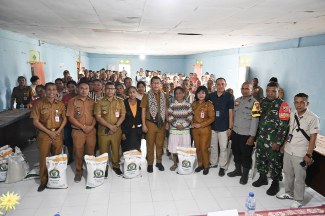 bupati-kupang-yosef-lede-turun-langsung-bantuan-beras-20-kg-disalurkan-untuk-39-061-rakyat-kecil