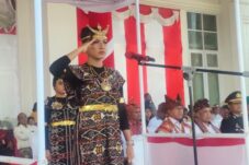 kharisma-wakil-bupati-aurum-titu-eki-pimpin-penurunan-bendera-hut-ke-80-ri-dengan-busana-adat-rote