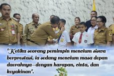 momen-ketika-bupati-kupang-membungkuk-dan-mencium-pelajar-berprestasi