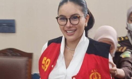 Vonis Mengejutkan! Nikita Mirzani Terbukti Peras Reza Gladys Rp4 Miliar, Dihukum 4 Tahun Penjara 1 vonis-mengejutkan-nikita-mirzani-terbukti-peras-reza-gladys-rp4-miliar-dihukum-4-tahun-penjara