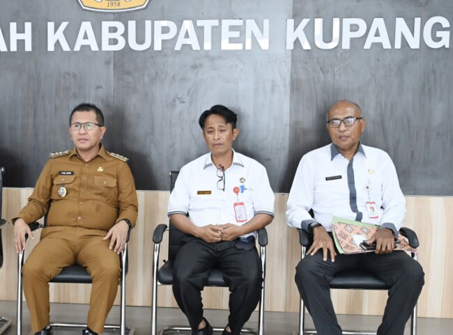 sekda-kupang-terharu-25-tahun-mengabdi-baru-kali-ini-bupati-serahkan-sk-langsung
