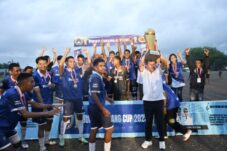 saat-bupati-yos-lede-mengangkat-piala-haru-bangga-dan-mimpi-anak-anak-kupang-yang-mulai-bertumbuh