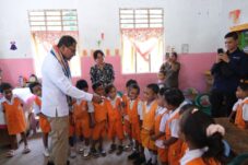 berani-bermimpi-sejak-dini-wagub-johni-asadoma-suntikkan-semangat-masa-depan-di-tk-artha-asi-alor