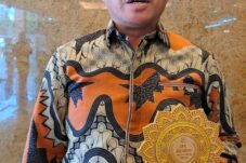 bukti-komitmen-itu-nyata-bupati-kupang-yosef-lede-raih-uhc-awards-2026-tingkat-nasional
