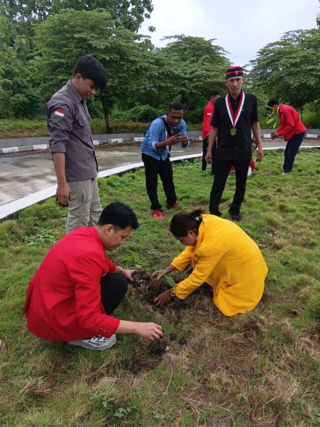 Ketua Umum DPP GMNI, M. Risyad Fahlefy tanam pohon simbolis di Kampus UNDANA Kupang 