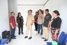 gas-pol-bupati-kupang-yosef-lede-perintahkan-upt-pembibitan-babi-segera-beroperasi-target-dongkrak-pad-kabupaten-kupang