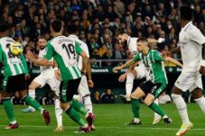 real-madrid-kembali-tersandung-ditahan-real-betis-1-1-dalam-laga-dramatis-di-la-cartuja