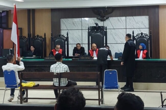 fakta-persidangan-oknum-mantan-kajari-oelamasi-diduga-terima-aliran-dana-ratusan-juta-publik-tuntut-pemecatan