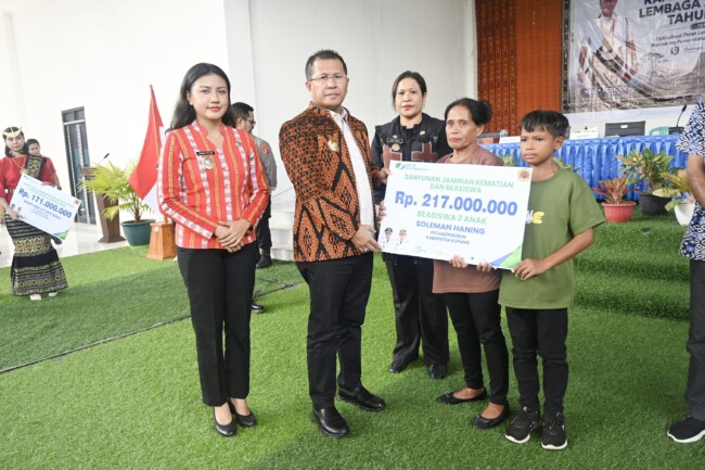 bupati-kupang-serahkan-santunan-bpjs-ketenagakerjaan-rp217-juta-untuk-keluarga-petani-di-kabupaten-kupang