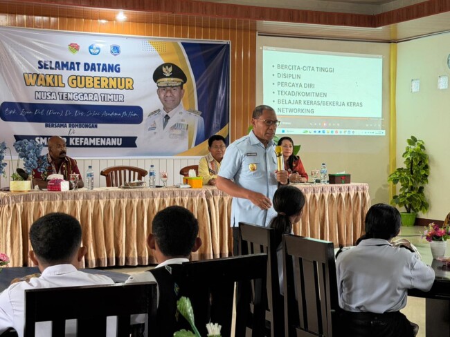 wagub-johni-asadoma-motivasi-600-siswa-sma-smk-dan-slb-di-kefamenanu