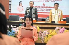 ketua-dwp-maria-sanam-babanong-kukuhkan-pengurus-baru-siap-kawal-kabupaten-kupang-emas