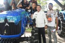 fakta-baru-terungkap-dari-panen-dua-minggu-jadi-hitungan-jam-gebrakan-yosef-lede-bagikan-alsintan-untuk-pacu-ekonomi-desa