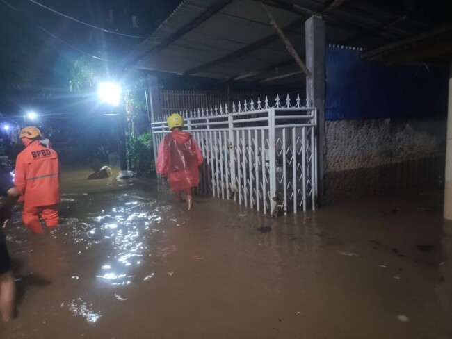bnpb-siaga-penuh-banjir-kepung-sejumlah-daerah-ribuan-warga-terdampak-di-berbagai-wilayah-indonesia