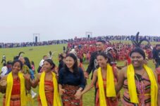 menari-di-padang-savana-fulan-fehan-aurum-titu-eki-tunjukkan-semangat-persaudaraan-ntt