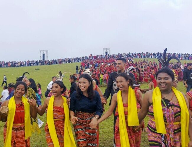 menari-di-padang-savana-fulan-fehan-aurum-titu-eki-tunjukkan-semangat-persaudaraan-ntt